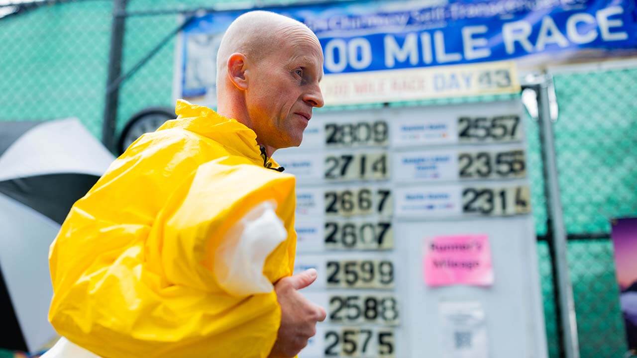 Ananda-Lahari Zuscin running past the score board during the 3100 Mile Race 2025