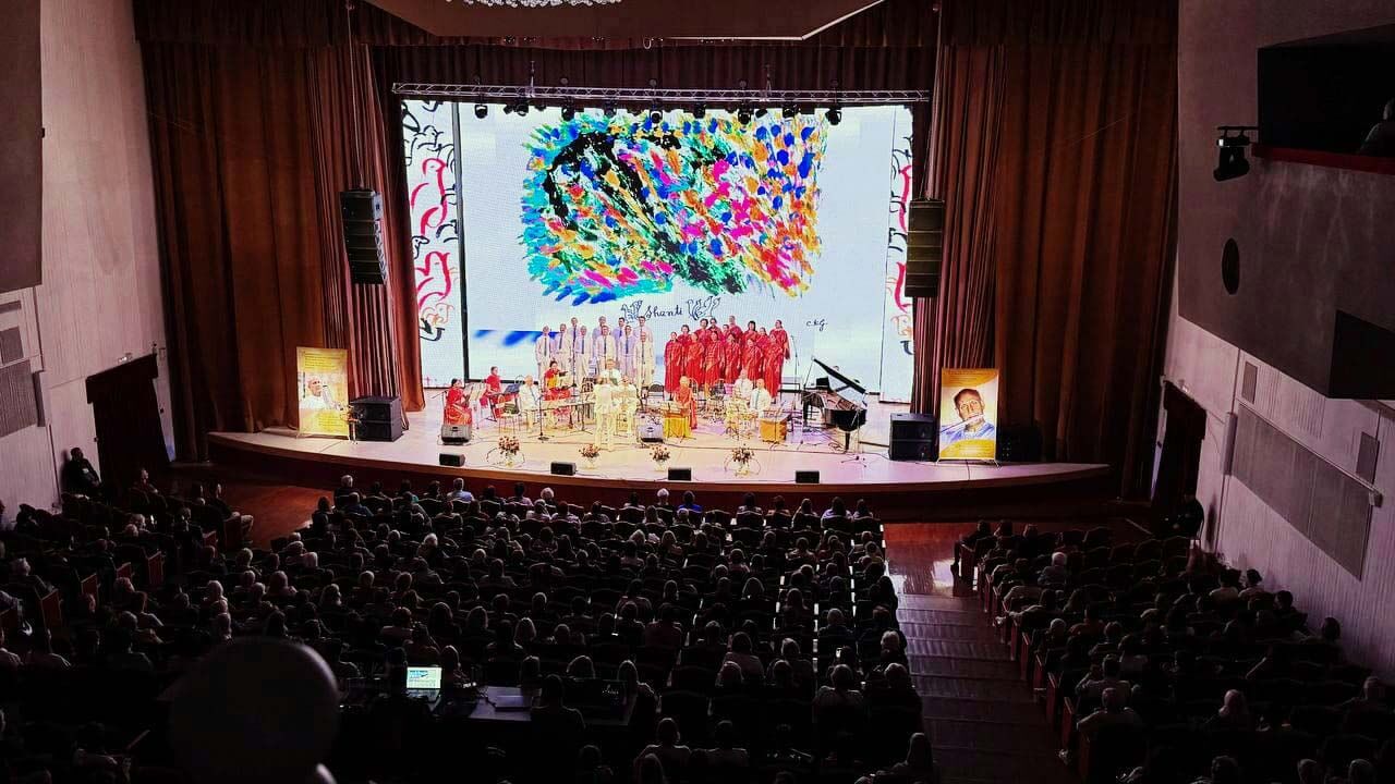 Ananda Loka Orchestra performing in Russia tour