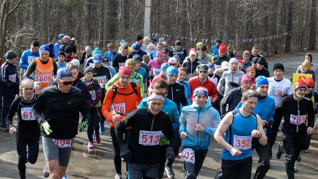 Runners starting the Sri Chinmoy Half-Marathon in Chelyabinsk, Russia