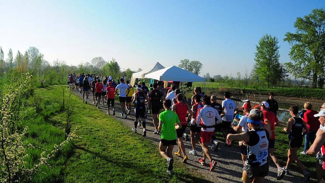 Participants running the Self-Transcendence 6 Hour Race at San Vito di Gaggiano 2025