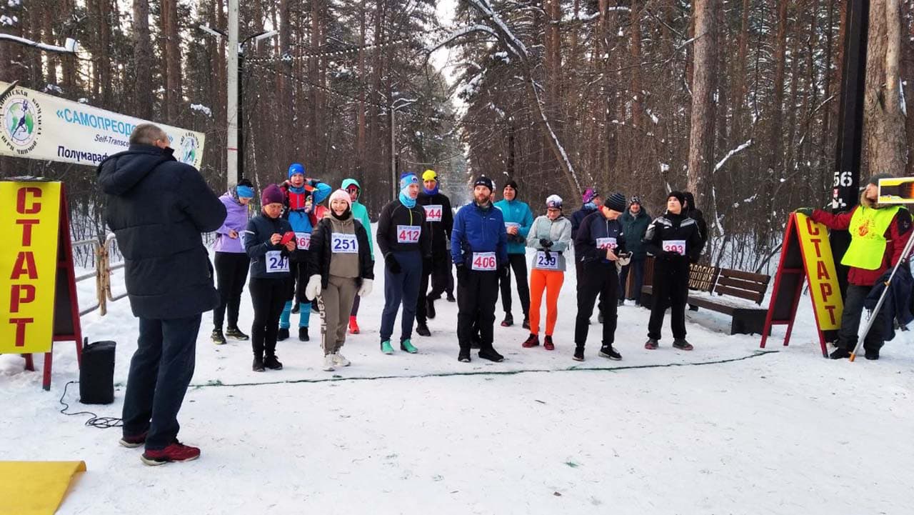 Runners pushing through the winter course at the Self-Transcendence Half Marathon 2026 in Chelyabinsk, showcasing determination and Sri Chinmoy spirit.