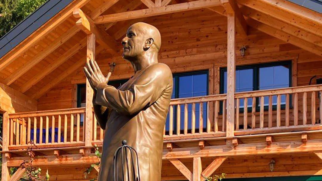 A beautiful life-size Sri Chinmoy Statue by sculptor Shilpa Taru now graces the Jharna Kala Art Gallery in Grünau, Austria.